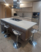 Si tienes una cocina grande y deseas espacio adicional de trabajo y almacenamiento, una isla puede ser una excelente opción. - Arca Home Design