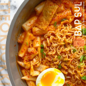 Si lo tuyo son los sabores picantes y las texturas suaves y masticables, debes probar nuestro Tteokbokki uno de los platillos más populares de Corea. - Bapsul Corean Food