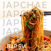 ¡Uno de nuestros platillos favoritos! El Japchae es una mezcla de fideos suaves acompañado de verduras y carne de puerco, sazonado con salsa de soya y un toque de aceite de ajonjolí.  - Bapsul Corean Food